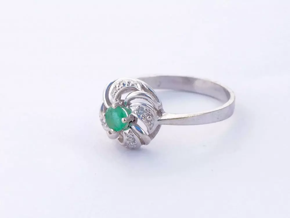 Antieke en Vintage Ringen - 14 karaat witgouden ring smaragd
