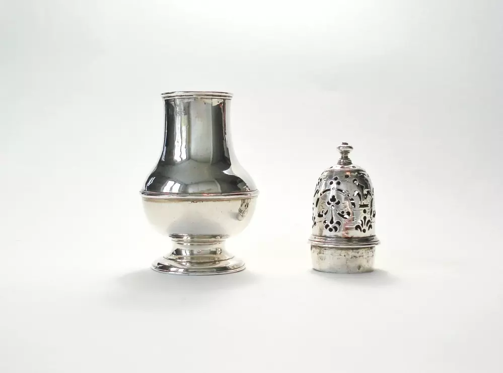 Antiek zilver overig - 18e eeuwse strooier specerijenstrooier zilver