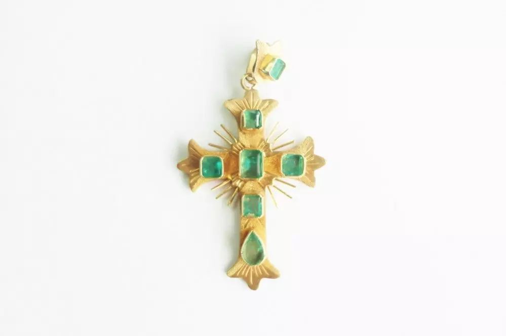 Antieke en Vintage Broches en Hangers - Geelgouden kruis hanger smaragd