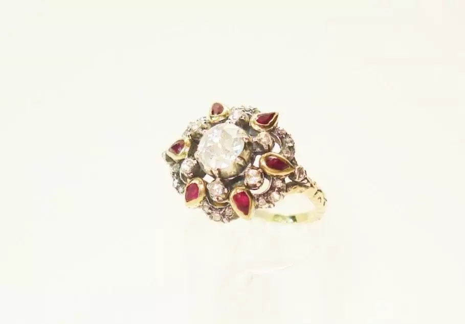 Antieke en Vintage Ringen - antiek geelgouden ring diamant robijntjes