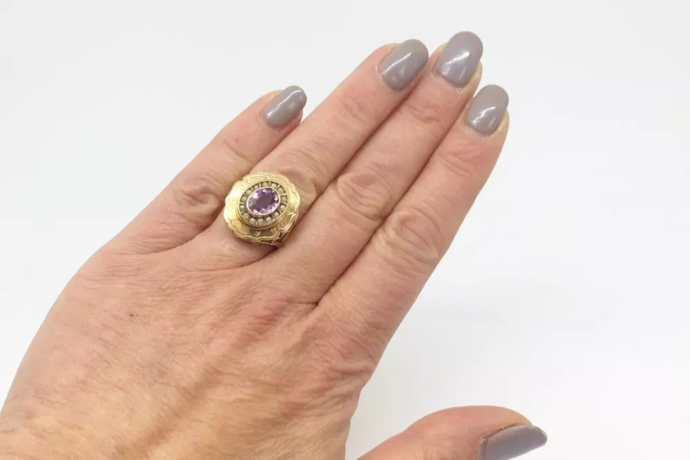 Antieke en Vintage Ringen - antieke amethist ring op hand