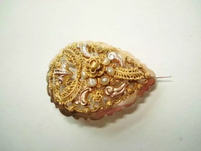 Antieke en Vintage Broches en Hangers - antieke gouden broche zeeuws 