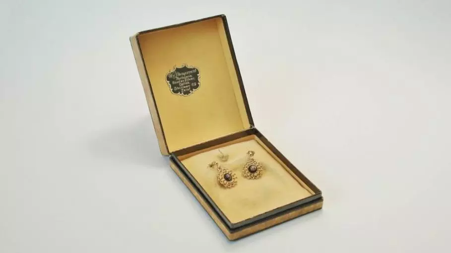 Antieke en Vintage Oorbellen - antieke oorbellen geelgoud onyx