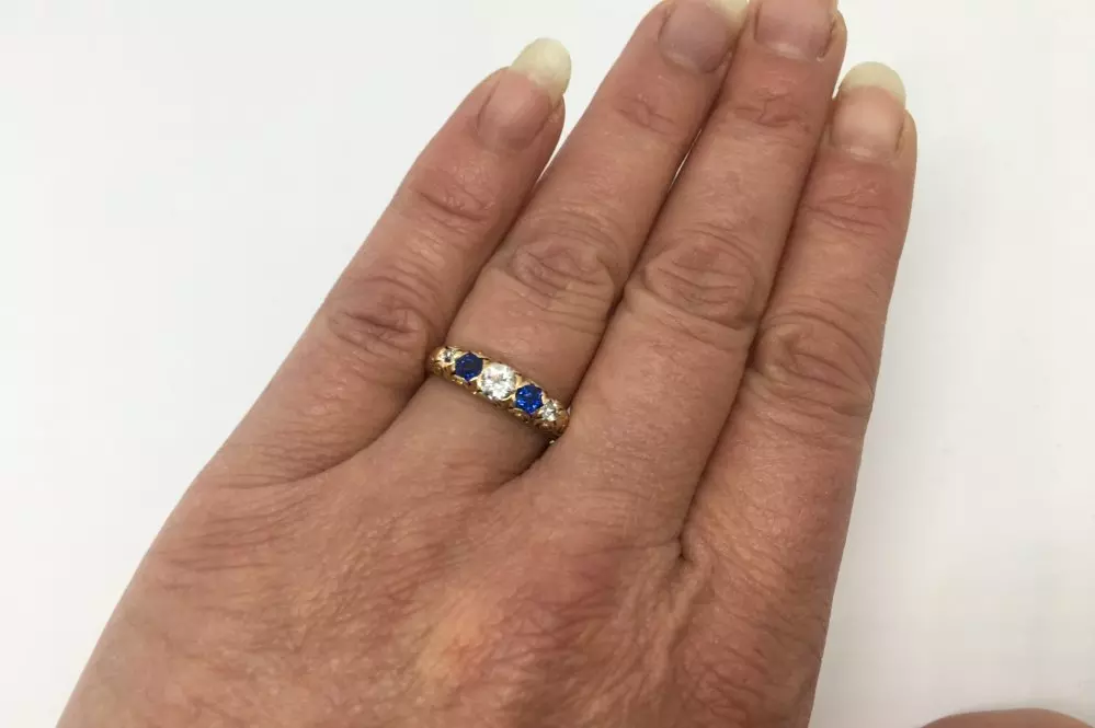 Antieke en Vintage Ringen - antieke ring saffier op hand