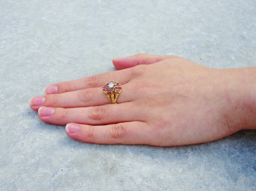 Antieke en Vintage Ringen - bloemring robijn op hand