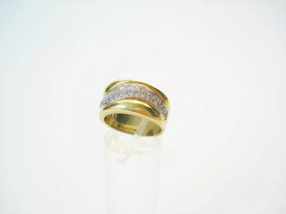 Antieke en Vintage Ringen - brede geelgouden ring met briljantjes
