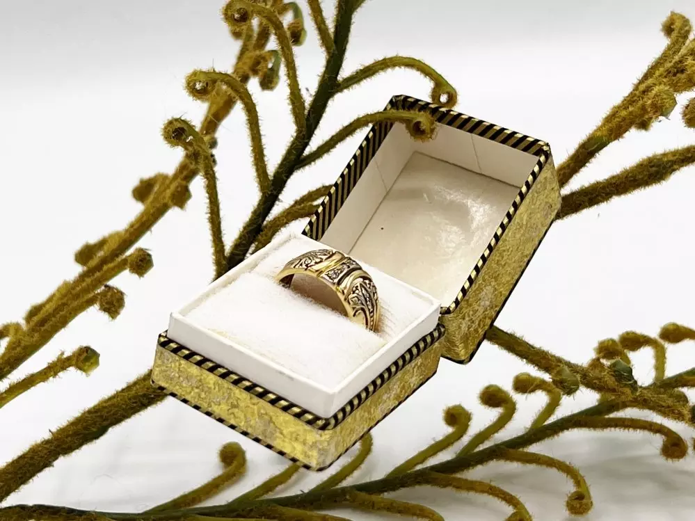 Antieke en Vintage Ringen - brede ring bewerkt goud