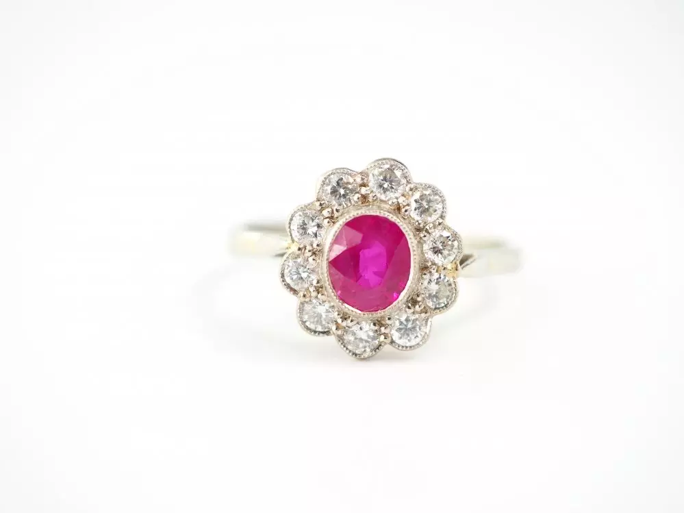 Antieke en Vintage Ringen - entourage ring klassiek robijn diamant