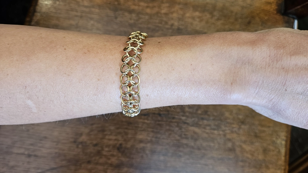 Antieke en Vintage Kettingen en Armbanden - fanasie gouden armband op pols 1