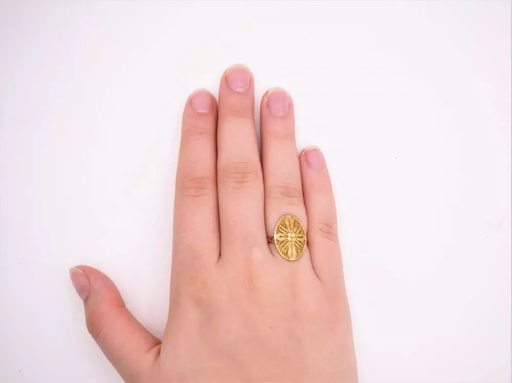 Antieke en Vintage Ringen - filigrain ring op hand