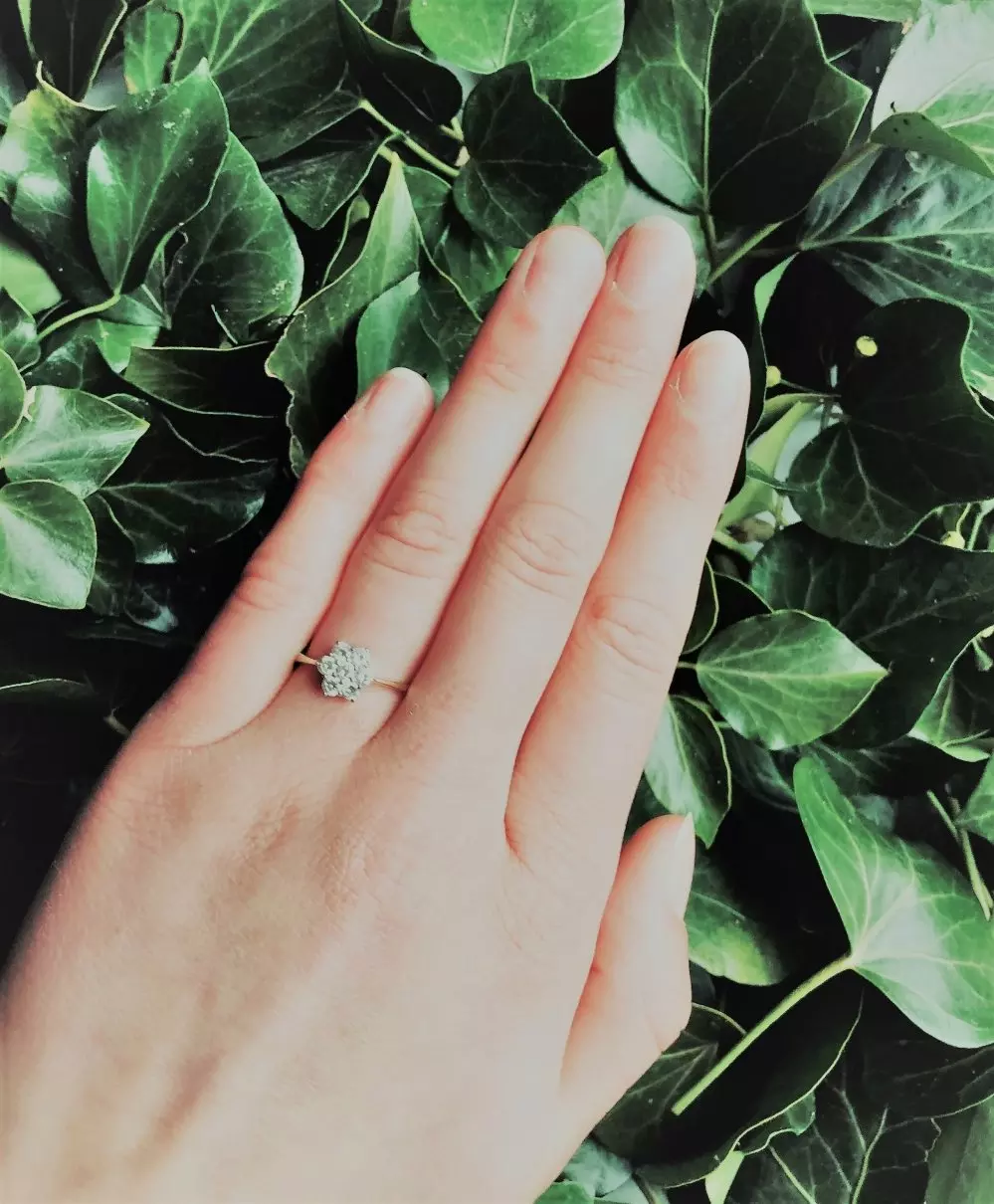 Antieke en Vintage Ringen - geelgouden entourage ring diamant op hand