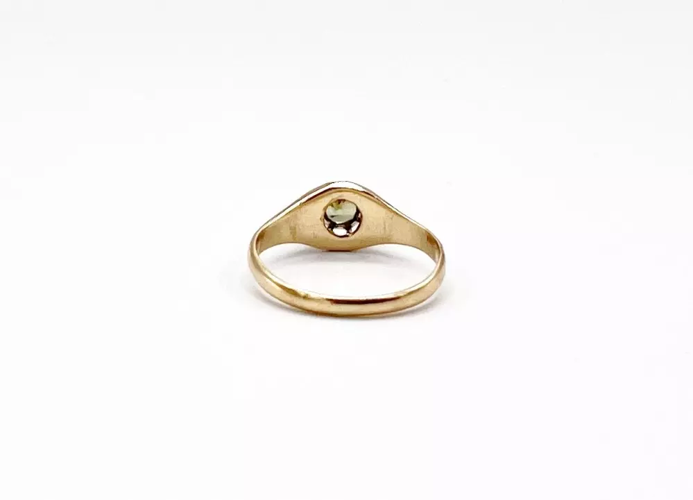 Antieke en Vintage Ringen - geelgouden peridot ring achtek