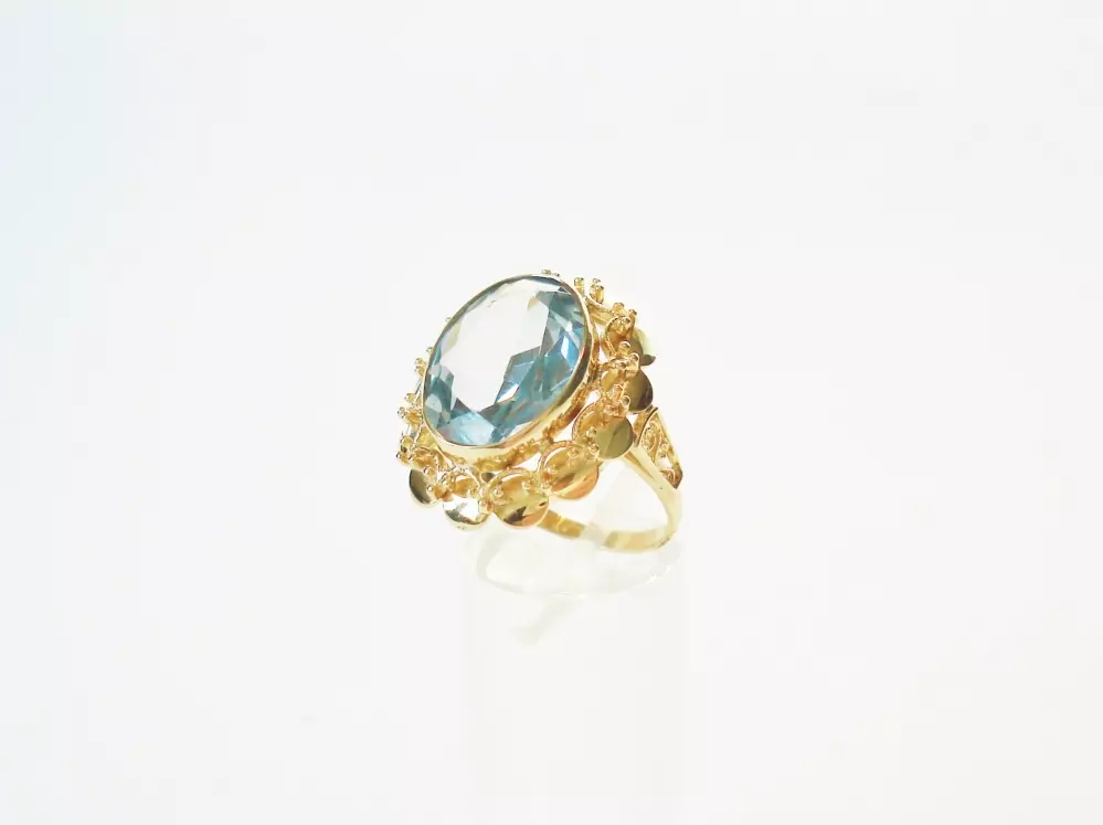Antieke en Vintage Ringen - geelgouden ring licht blauwe steen