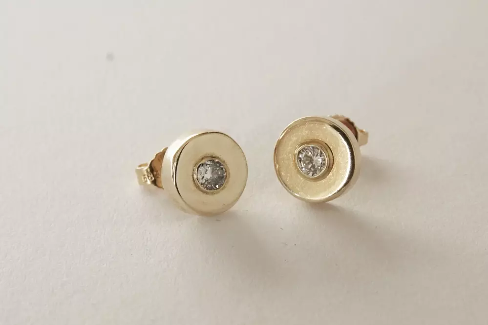 Antieke en Vintage Oorbellen - gouden oorknoppen met briljant