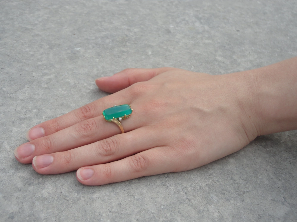 Antieke en Vintage Ringen - gouden ring chrysopraas op hand 1