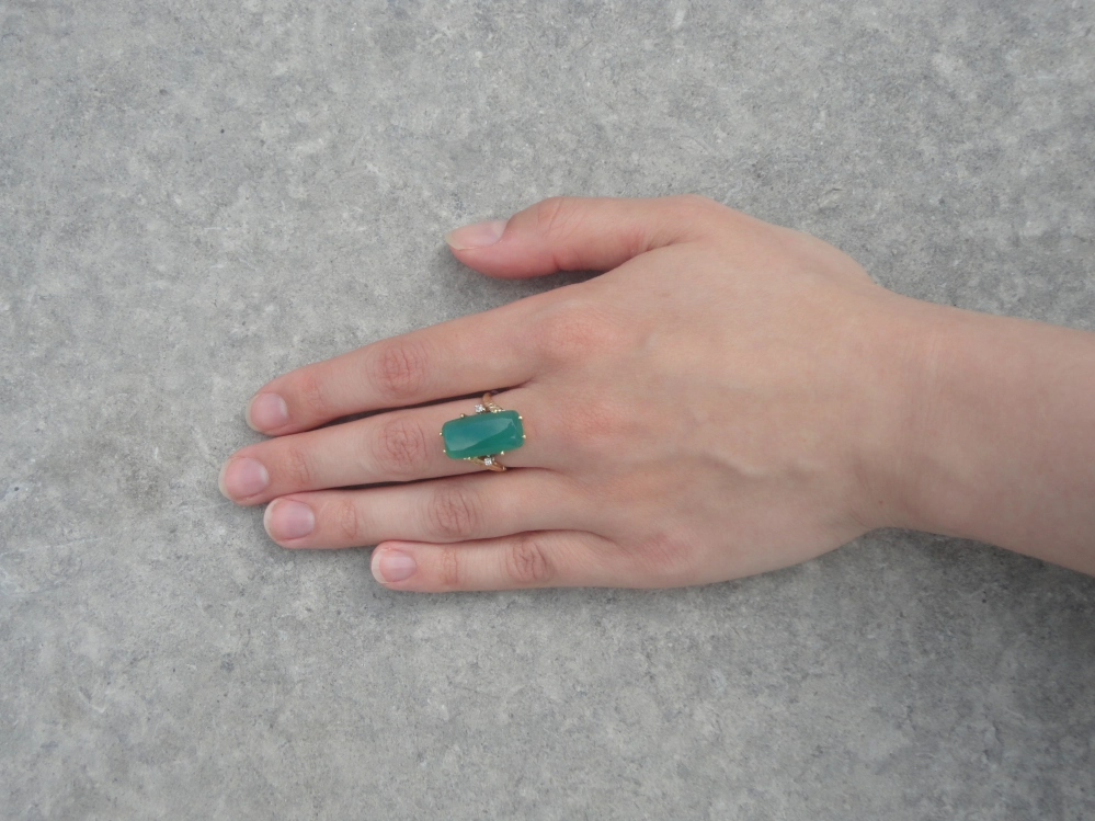 Antieke en Vintage Ringen - gouden ring chrysopraas op hand 2