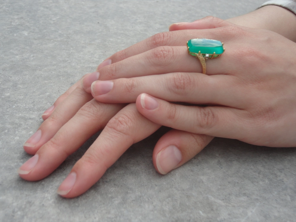 Antieke en Vintage Ringen - gouden ring chrysopraas op hand 3