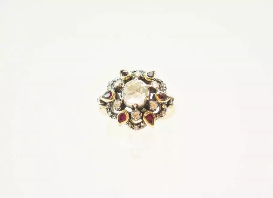 Antieke en Vintage Ringen - gouden ring diamant en robijntjes