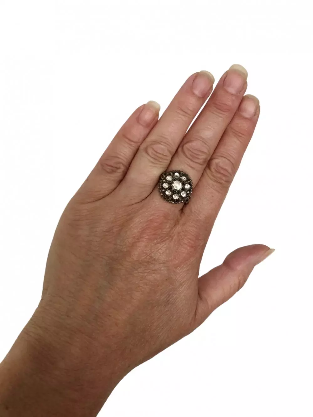 Antieke en Vintage Ringen - grote roosdiamanten ring op hand 1