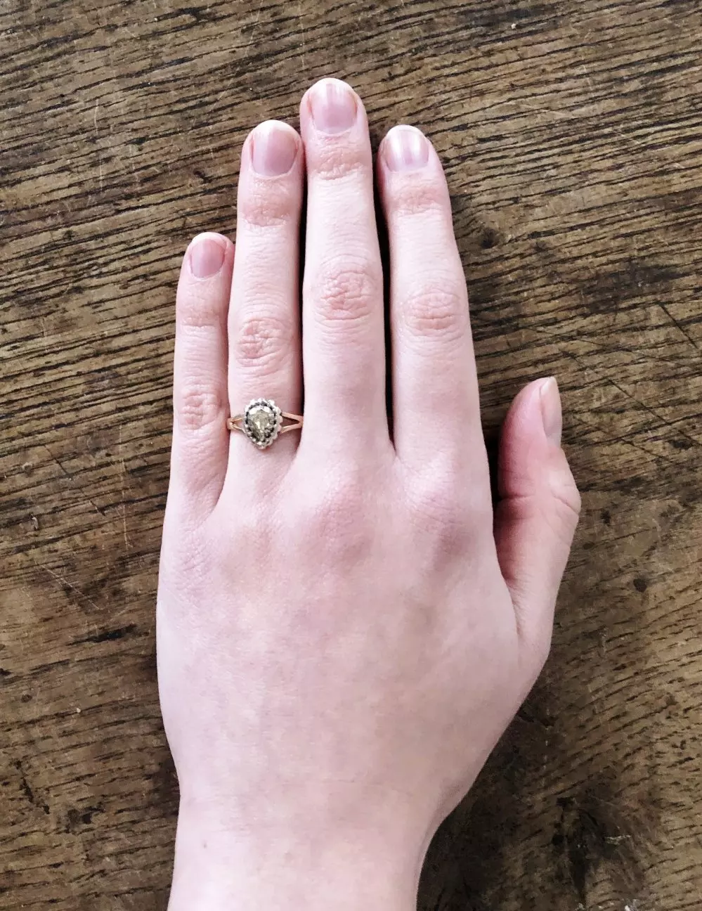 Antieke en Vintage Ringen - handmodel antieke roosdiamanten ring