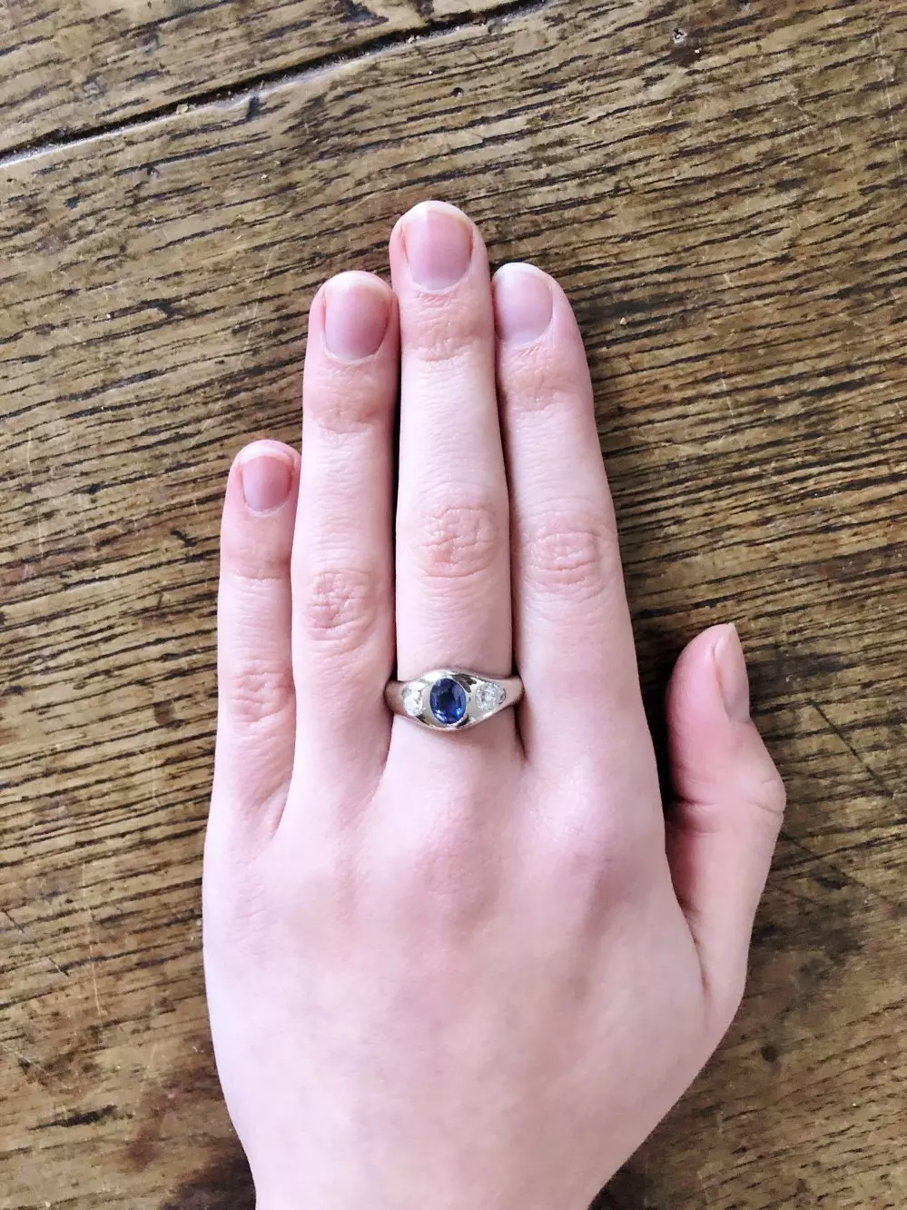 Antieke en Vintage Ringen - handmodel witgouden vintage ring saffier diamant