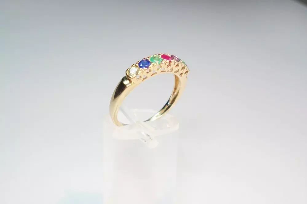 Antieke en Vintage Ringen - klassieke gouden ring met kleurrijke edelstenen 