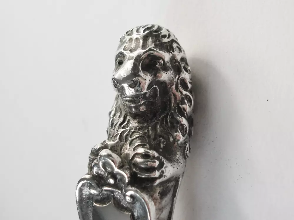 Zilver bestek - leeuwekop op antiek zilveren mes