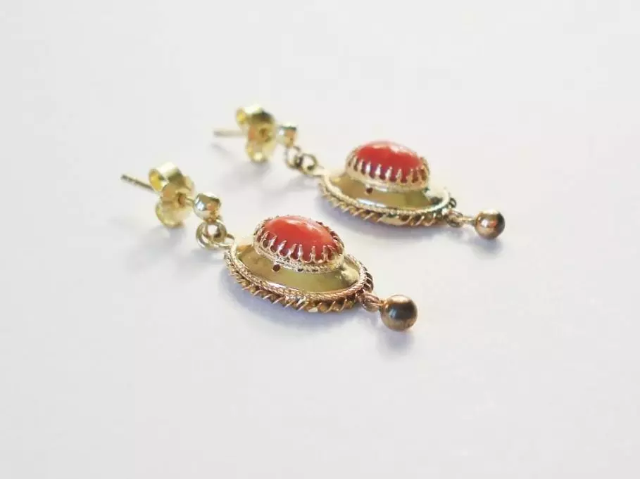 Antieke en Vintage Oorbellen - oorhangers goud bloedkoraal te koop