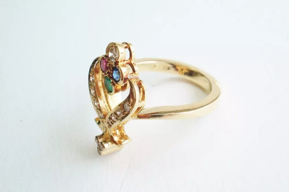 Antieke en Vintage Ringen - ring 18 karaat robijn smaragd saffier briljant