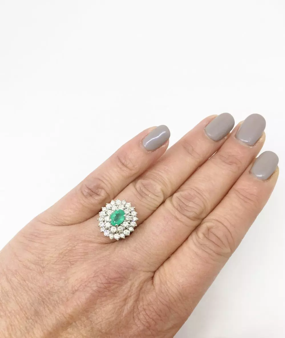 Antieke en Vintage Ringen - smaragdring op hand