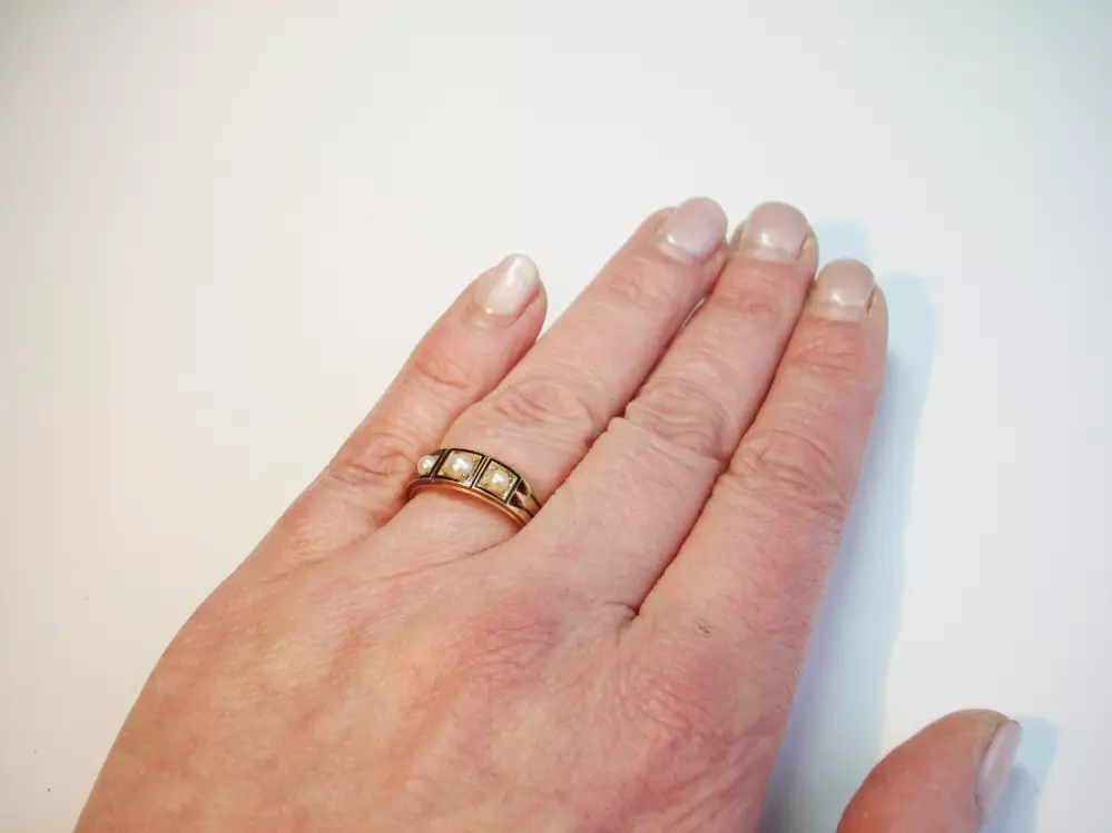 Antieke en Vintage Ringen - victoriaanse ring op hand