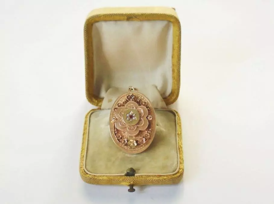Antieke en Vintage Broches en Hangers - victorian brooch with medaillon