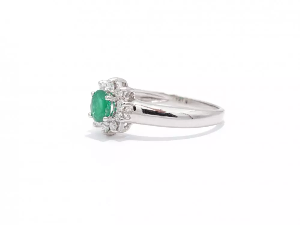 Antieke en Vintage Ringen - witgouden ring smaragd diamant entourage