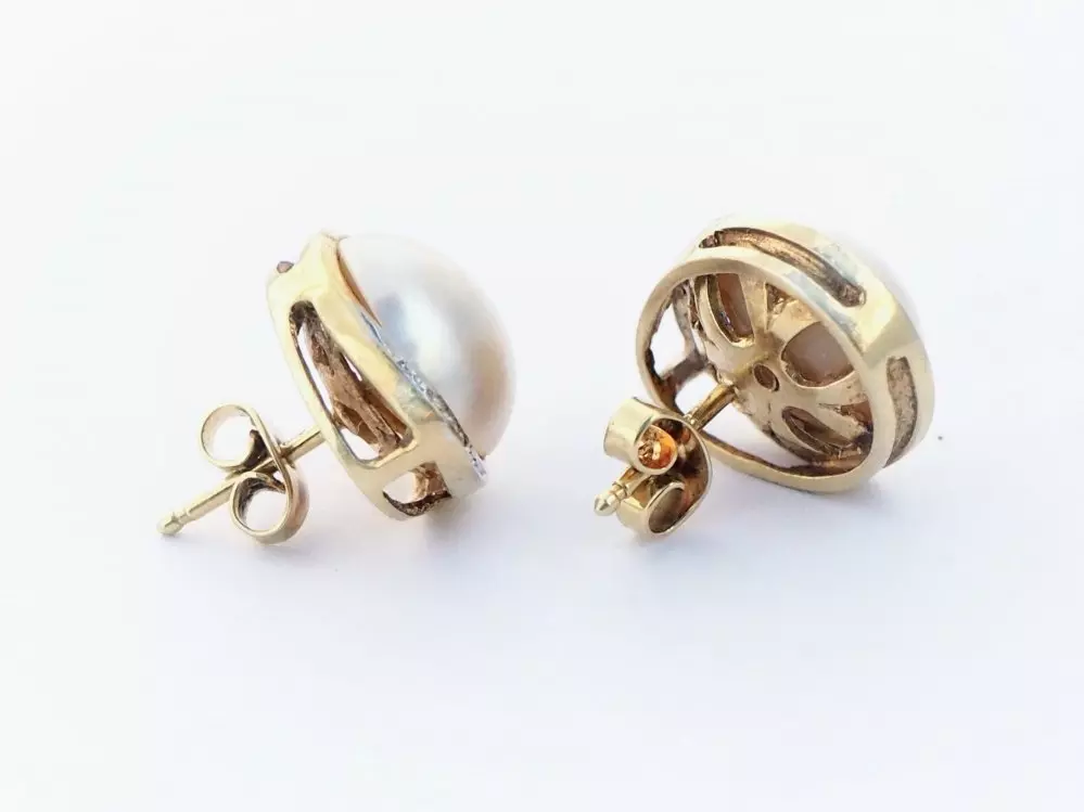 Antieke en Vintage Oorbellen - zijkant gouden oorknoppen parel