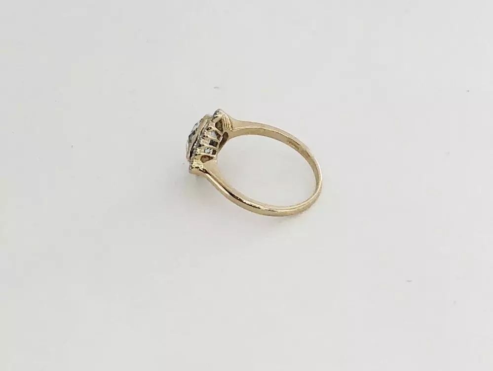 Antieke en Vintage Ringen - zijkant lichtblauwe topaas ring goud