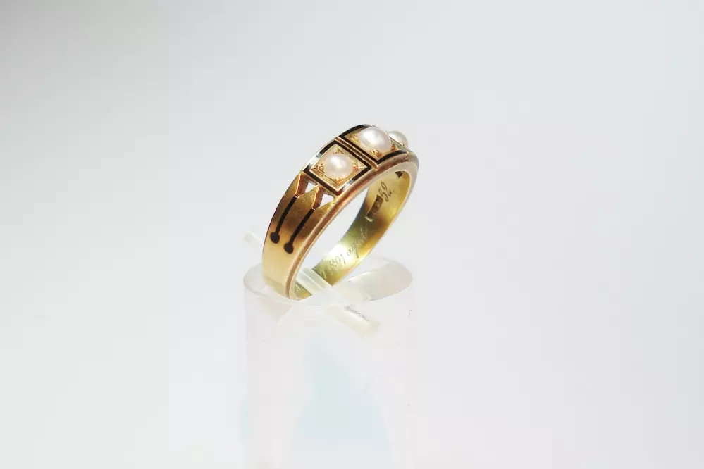 Antieke en Vintage Ringen - zijkant victoriaanse ring parel