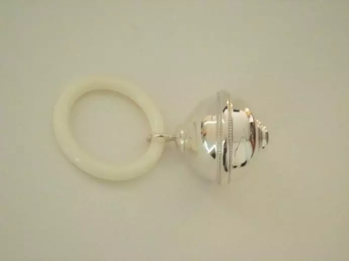 Zilveren Huwelijks/Geboorte geschenken - zilveren rammelaar met ring 2