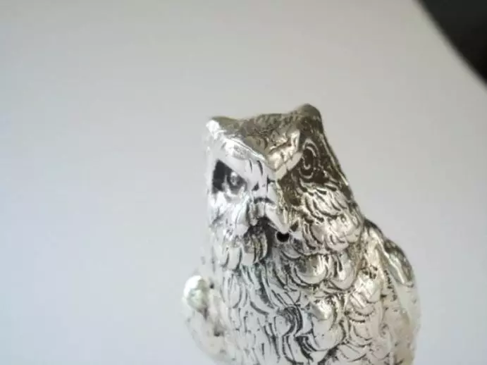 Zilveren Huwelijks/Geboorte geschenken - zilveren uil detail